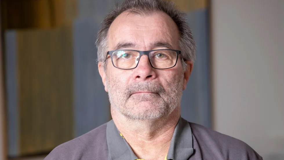 Tomas Bendiksen (S) tycker det är tondövt att höja politikerlöner när kommunen har det tufft ekonomiskt.