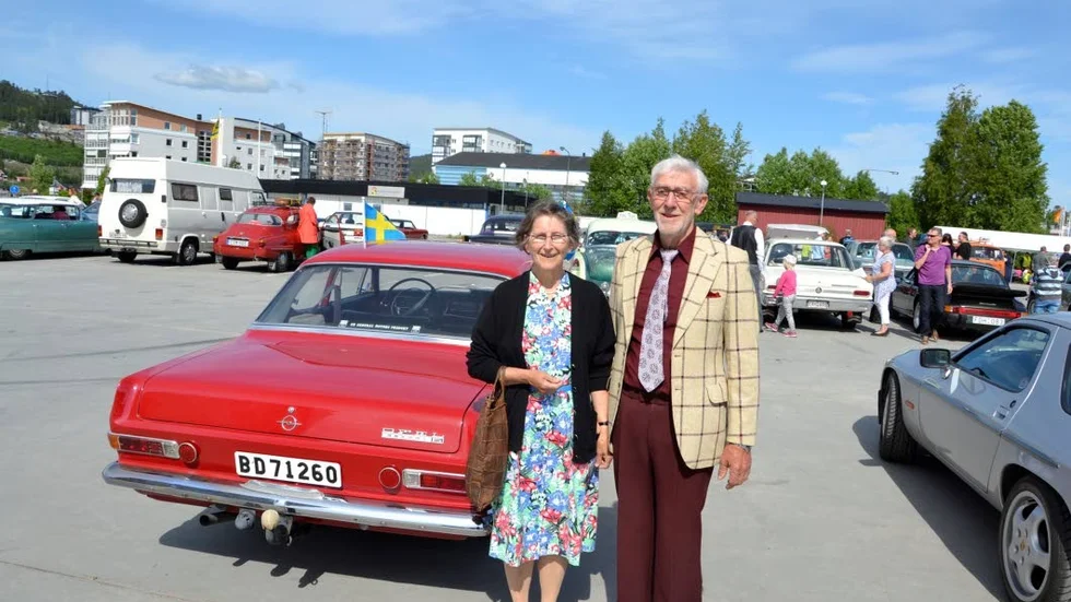 Långväga. Priset till ekipaget med längsta körsträckan gick till Torsten och Gertrud Ström från Piteå. De kom i en Opel Rekord Super Six Coupe från 1965.