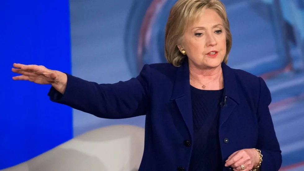 Favorit. Precis som år 2008 är Hillary Clintons stora försprång på väg att smälta. Men hon är trots allt favorit att vinna nomineringen vid Demokraternas konvent.