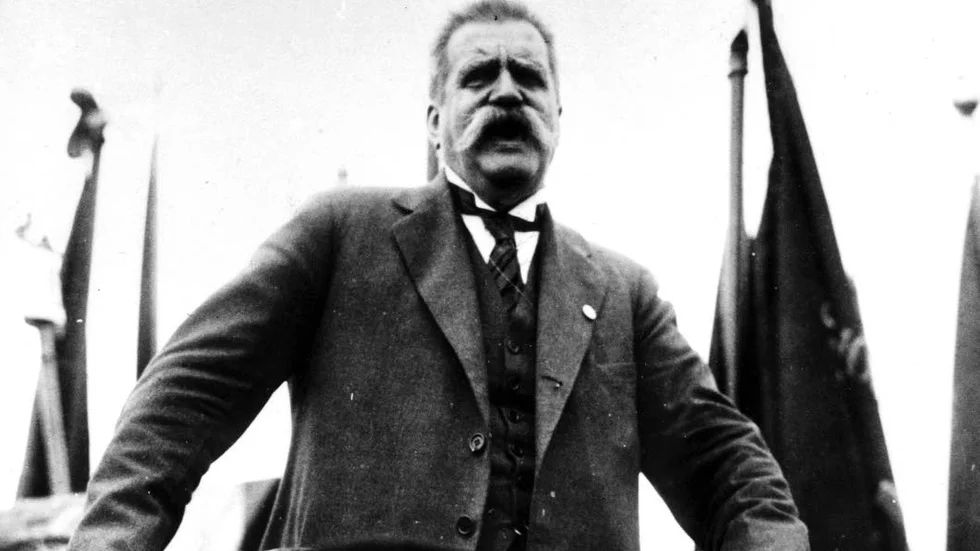 Biografi. Hjalmar Brantings liv och politiska gärning skildras i den mäktiga biografin "Hövdingen" (Bonniers).