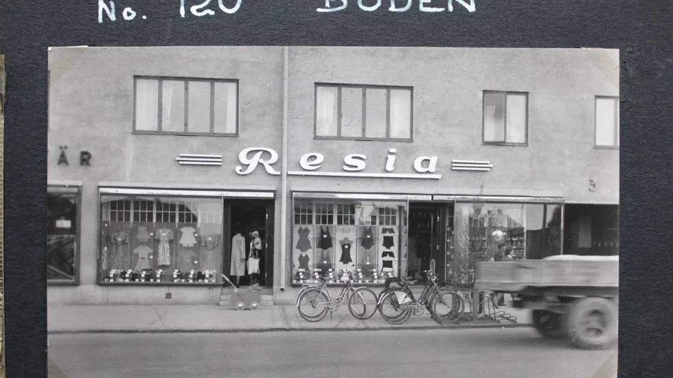 Känner du igen butiken? En dansk fotosamlare undrar om någon har information om Resiabutiken i Boden. Bilden är från 1930-talet.