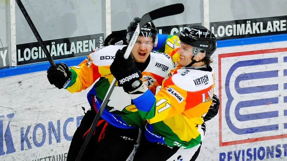 Jubel. Tomi Mustonen till höger i bild och hans Kiruna körde över Teg.