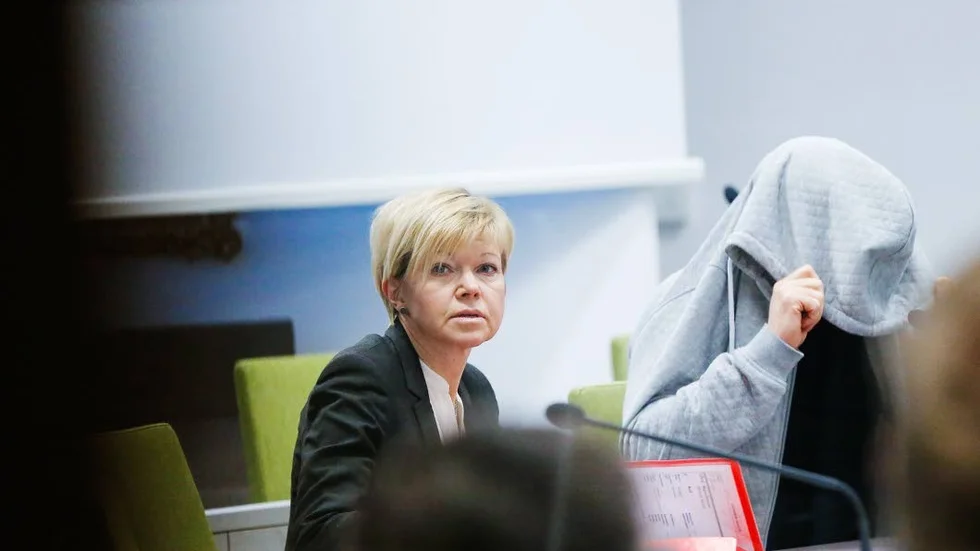 Mord. Det blev Luleå tingsrätts beslut mot 45-åringen som ströp sin mor till döds. Med på bilden från häktningsförhandlingen är advokat Christina Lehto.