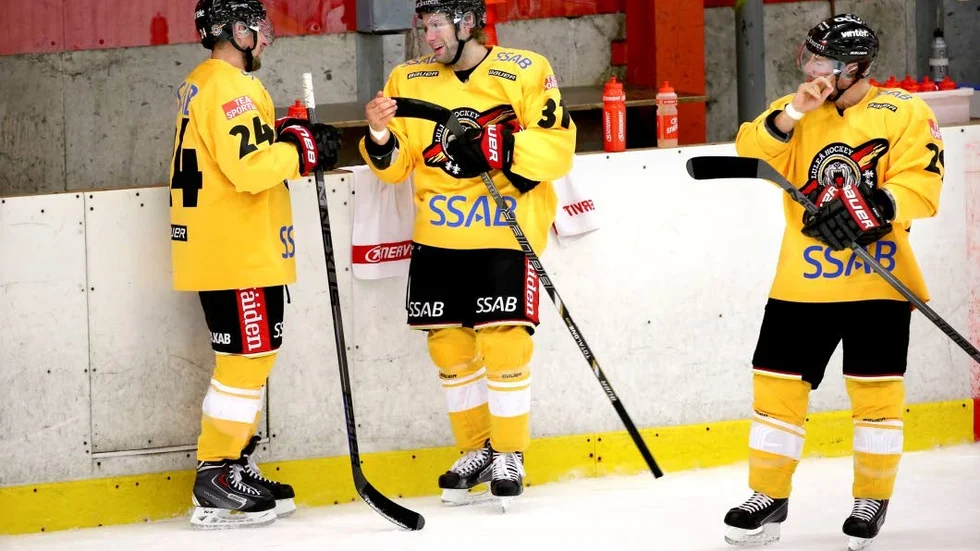 Tuffa tag. Cam Abbott (24), Jonathan Granström och Chris Abbott (29) har fått bekänna färg under landslagsuppehållet.