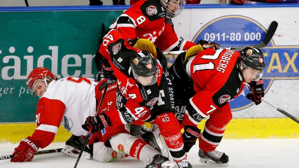 Förlust. Piteås David Selberg (8), Magnus Isaksson (40), Joakim Högberg (höger) åkte på en tung förlust borta mot Hudiksvall.