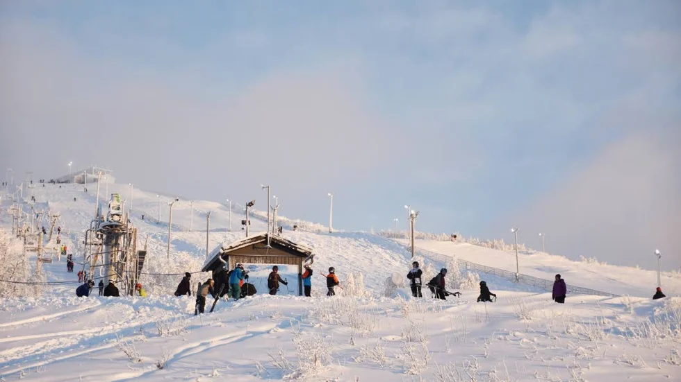 Skididyll. Luossavaara i Kiruna erbjuder mycket fina föutsättningar för alpin skidåkning och tillsammans med en härlig familjär känsla så har de lockat många deltagare till årets slalomtävling.