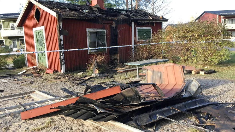 Oklart. Det är oklart vad som händer med den brandskadade bagarstugan på Porsön. Kommunes självrisk är runt 450 000 kronor för en reparation.