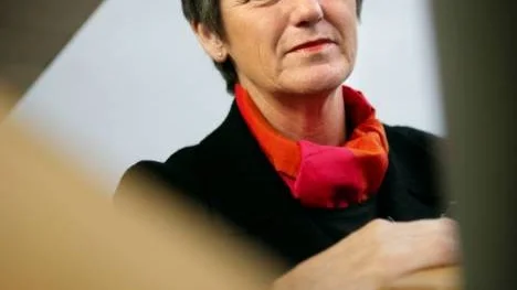 Socialförsäkringsminister Cristina Husmark Pehrsson, m, och Försäkringskassan tolkar den uppstramade sjukförsäkringen olika och svårt sjuka betalar priset.