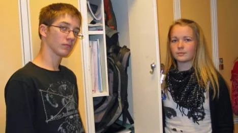 En vanlig skoldag utan idrott är det proppfullt med böcker, ytterkläder och ryggsäck i elevskåpen på Älvåkraskolan. "Det blir ännu värre när man ska få in vinterkläderna. Mopedhjälmar och väskor med idrottskläder ryms inte", konstaterar Rickard Hammarberg och Carolin Berell i klass 8 D.
