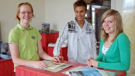 Anna Blomgren Carlman, Tom Söderberg och Anna Ranberg utgör hälften av personalen på Silvermuseet/Turistbyrån i sommar.