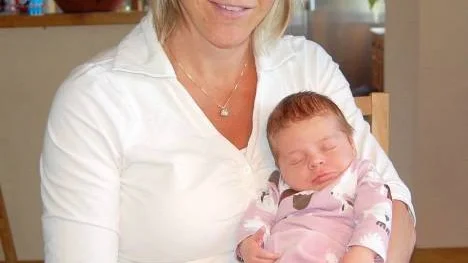 Trött efter uppståndelsen. Lilla Chanel vilar ut i mamma Magdalena Rosies famn.