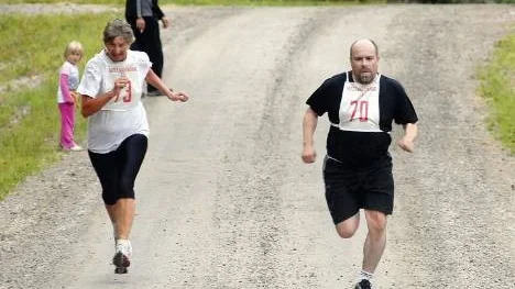 Birgit Wännström och Cohn Lundström spurtar i mål.