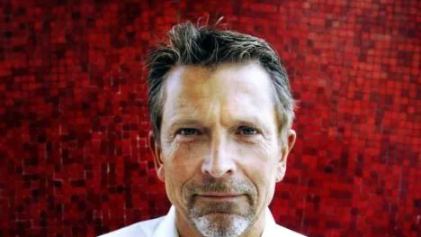 Dick Malmlund, Svensk Handels säkerhetschef, lär få fortsätta att förundras över att skurkar, med kronofogdens hjälp, kan tvinga företag att betala bluffakturor.