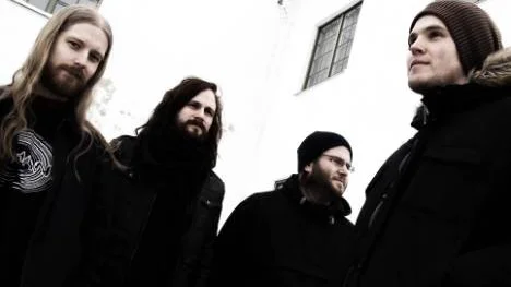 Moloken består av: Jakob Burstedt, trummor, Nicklas Bäckström, bas och sång, Kristoffer Bäckström, gitarr och sång, och Johan Öman, gitarr. Den sistnämnda är också en tidigare Pitebo.