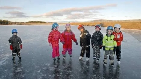Förskolan Blåklockan i Arjeplog passade på att åka skridskor på sjöis på måndagen. Fr.v. Oskar Karlberg, Tilde Westermark, Tindra Nordin, David Sixtensson-Lundberg, Anton Långdahl, Fredrik Holmström och Tilda Nilsson.
