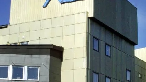 Hälso- och sjukvården passar dåligt för politik på lokal nivå. Staten borde ta det totala ekonomiska ansvaret för att alla får den bästa och snabbaste vården, oavsett var i landet de bor.
