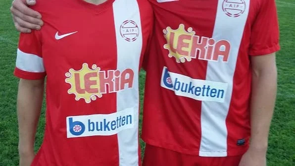 MÅLSKYTTAR. Alexander Rönnqvist (till vänster) och Mathias Lidström gjorde Alterdalens mål i segermatchen mot Älvsbyn.