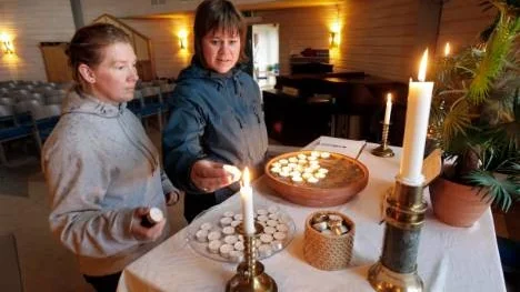 Linda Sundqvist (tv) och Charlott Ek från Mattisudden tände ljus för att hedra dem som mördades i Oslo och på Utöya.