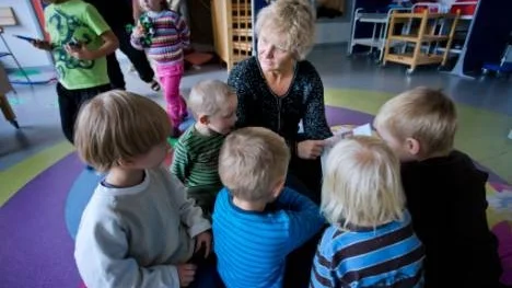 Arjeplogs kommunalråd Britta Flinkfeldt Jansson, här tillsammans med förskolebarn i Arjeplog, är inte ensam om att brottas med en allt svårare kommunekonomi och tvingas till stora nedskärningar inom den kommunala samhällservicen.