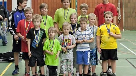 Älvsby Tennisklubbs barn och ungdomar i tävlingen "Höstpokalen".Bakre raden från vänster Anton Bergh, Benjamin Mattsson, Robin Palm, Joel Lindbäck, Oskar Karlsson och Jonas Lindbäck. Främre raden från vänster John Lindbäck, Emil Palm, Max Lind, Emilia Mattsson, Gustav Lundberg, Lukas Öhman och Lukas Lindbäck.