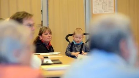 På kommunfullmäktige i oktober förra året inledde Monica Persson allmänhetens frågestund med att presentera sin son Jonas. "Han föddes för tidigt och fick hjärnskador till följd av syrebrist. En besparing av hans assistent blir förödande" sade hon. Nu kan fallet prövas på nytt efter att förvaltningsrätten rivit upp kommunens beslut. (Arkivbild)
