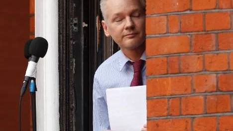 Wikileaksgrundaren Julian Assange trycker på Ecuadors ambassad i London och de svenska kvinnor som anklagar honom för sexualbrott får inte sin sak rättsligt prövad.