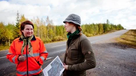 Inför alla stora etableringar som järnvägar, vägar eller i det här fallet vindkraftsparken, görs en utredning av kultur- och fornminnen i området. Carina Bennerhag och Frida Palmbo, arkeologer, på plats i Markbygden för att undersöka.