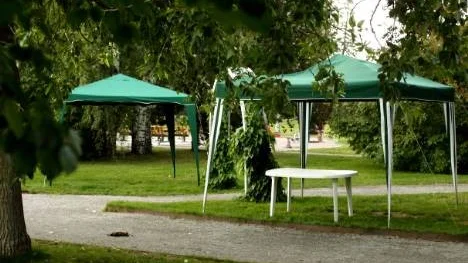 Redan på fredagskvällen började loppisförsäljare att sätta upp tält och ställa upp bord.