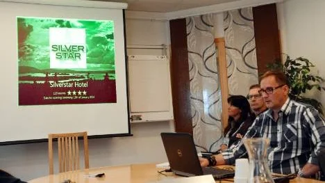 Jan Edvardsson presenterade Silverstar Hotell och utsikten som den kommer att se ut från restaurangens fönster. Till vänster kommunens utvecklingsstrateg Ingela Edholm Forsberg och kommunens ekonomichef Bo-Erik Berg.