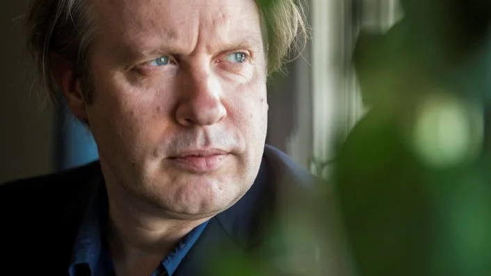 Frågan i mars. I mars fick Eirik Stubø frågan från Dramatens styrelse om han ville bli ny teaterchef och för någon vecka sedan tackade han ja.