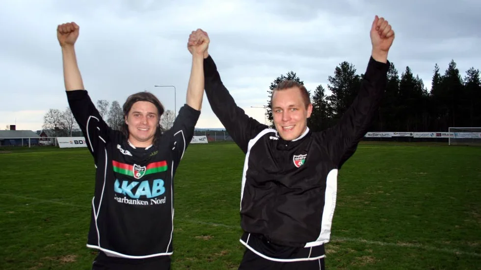 Glada. Joel Abrahamsson och Mikael Jannok får fira efter att ha klarat kvalet till division II.