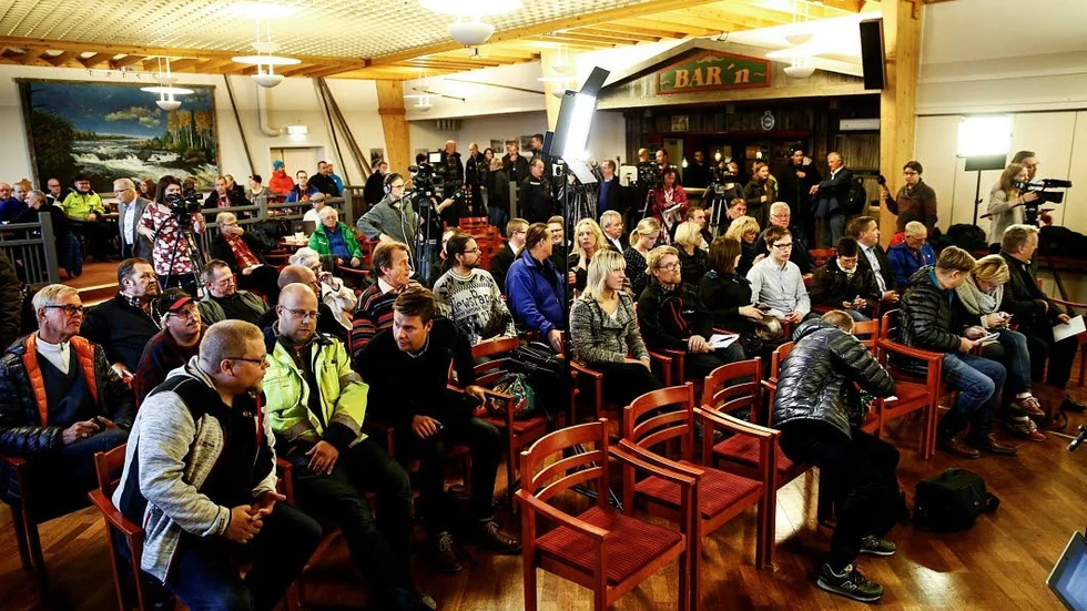 Northlandkris. "Pajala kommun trodde på gruvan. För att få del av löneskatterna byggde man bostäder så att de som tog de nya jobben skulle kunna bo i kommunen. Bostäderna byggde man med lånade pengar. Gruvan orsakade ett investeringsbehov på 370 miljoner. Det är svårt att klandra dem för att de satsade", menar krönikören Po Tidholm. Bilden är tagen från det informationsmöte som hölls i Pajala efter att Northlandkrisen var ett faktum