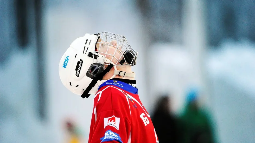 Stannar. Felix Nyman är en av tre spelare som valt att förlänga sitt kontrakt med Kalix bandy.