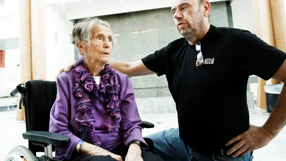 Överens med kommunen. Margit Lundberg, 93, och hennes son Hans Lundberg har nått en överenskommelse med Luleå kommun som de är nöjda och glada över. " Margit mår jättebra", hälsar han.