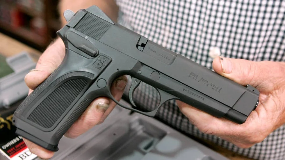 Skarpladdat. En 9 millimeters pistol, liknande den på bilden, påträffades i den påverkade mannens bil när polisen stoppade honom natten mot tisdagen.