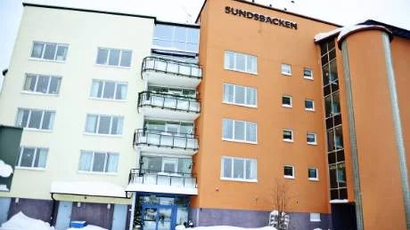 TVÅ PÅ FYRA. Nattetid är det två anställda på äldreboendet Sundsbacken. Boendet har fyra våningar med sammanlagt 36 lägenheter och en anhörig tycker att det är                  för litet personal nattetid.