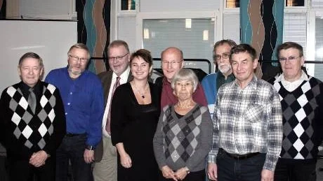 MENTORER. 50-talet pensionärer i Luleå och Boden har haft dessa mentorer när de tagit steget in i dataåldern. Från vänster: luleåborna Carl-Gustaf Carlsson, Arne Larsson, Staffan Forssberg, Anna-Lena Larsson, Sune Häggström, Viola Engström, Tage Jacobsson, Boden, Birger Engström och Håkan Nilsson, Boden. Foto: Roland Johnson
