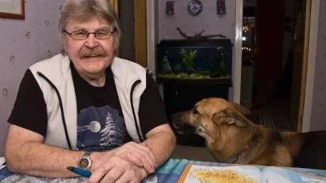 VARGMAN. Eilert Gezelius, vän av vargar, berättar i dag historien om hur han och en grupp dodensare planterade ut tio vargar i Norrbotten och Västerbotten. I bakgrunden skymtar ingen varg, utan Eilerts hund. Foto: Håkan Zerpe