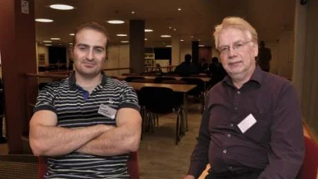 EXAMEN. Yosef Mirtene, invandrare från Syrien och deltagare i kursen Krishantering över gränser, och kursledaren David Sundström, Sunderby folkhögskola. Foto: Håkan Zerpe.
