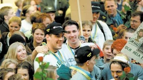 SM-GULD. Vincent Lundahl och Henrik Wikström (t h) firar Plannjas SM-guld 1997.
