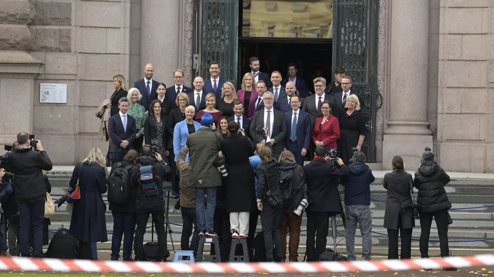Skribenten menar att det går att hitta exempel på bristande vandel både här och där, exempelvis i den nya regeringen.