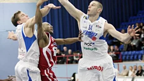 satte stopp. Gustav Nyström och John Rosendahl fick en snabb revansch från onsdagens plattmatch. Benjamin Smith och Uppsala fick lida när LF Basket var på hugget. Foto: Sven-Olof Ahlgren/UNT