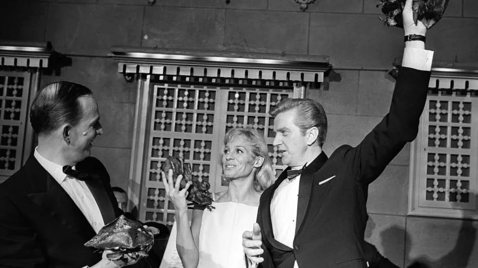 Glädjescener när de allra första Guldbaggarna delas ut. Från vänster: Ingmar Bergman för bästa regi (Tystnaden), Ingrid Thulin för bästa kvinnliga skådespelare (Tystnaden) och Keve Hjelm för bästa manliga skådespelare (Kvarteret Korpen).