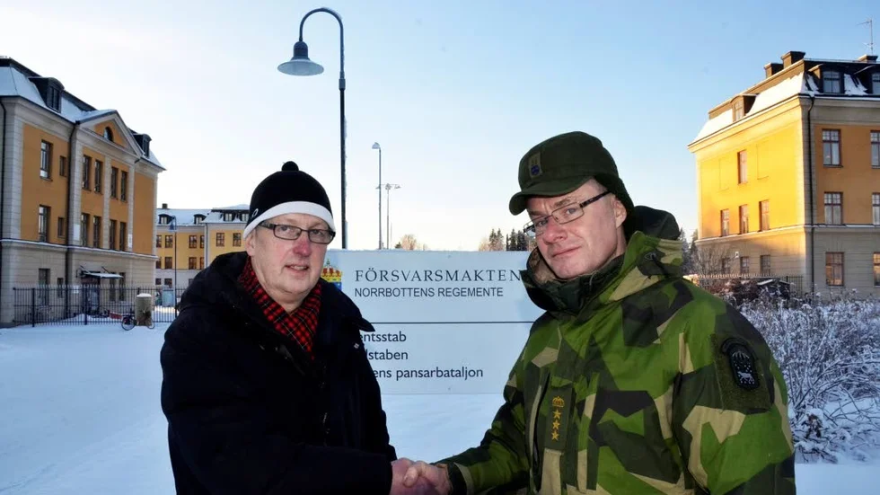 Kommunalråd Torbjörn Lidberg (S) och Lars Karlsson, ställföreträdande regementschef på I 19, ska få deltidssoldater att växla mellan två arbetsgivare.