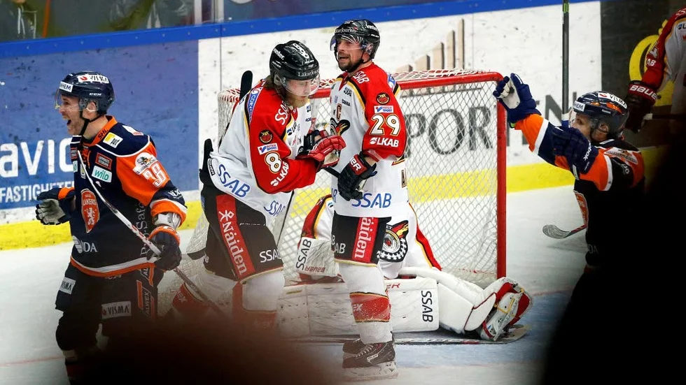 TUNG DEBUT. Växjös Johan Markusson jublar efter att Luleå Hockeys Chris Abbott gjort självmål. På bilden syns även slutspelsdebutanten Jens Högbom.