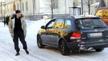 FLYKTBIL. De män som misstänktes för att ha rövat bort en kvinna från Älvsbyn greps utanför Stadshotellet i Luleå.