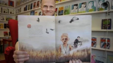 OMTALAD FÖRFATTARE. Stian Hole skulle önska att fler föräldrar högläste för sina barn. De flesta av hans egna tidiga läsupplevelser är förknippade med att hans mamma läste för honom.Foto: Jessica Gow/Scanpix