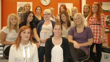 FÄRDIGA. Den första kullen från gymnasiets  frisörprogram i Kalix är klara. Längst bak fr.v. Emelie Olsson, Sara Johansson, Lisa Lindvall, Camilla Mörk, Amanda Eriksson, Jennifer Eriksson samt läraren Johanna rönnqvist. Mitten: Elin Eliasson, Julia Ullberg, Maria Eriksson, Malin Sandström, Amanda Morin. Längst fram: Sofia Hedkvist och Johanna Lindbäck.