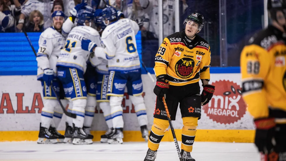 221022 Luleås Erik Gustafsson deppar efter 3-0 under ishockeymatchen i SHL mellan Leksand och Luleå den 22 oktober 2022 i Leksand. 
Foto: Daniel Eriksson / BILDBYRÅN / COP 173 / DE0131