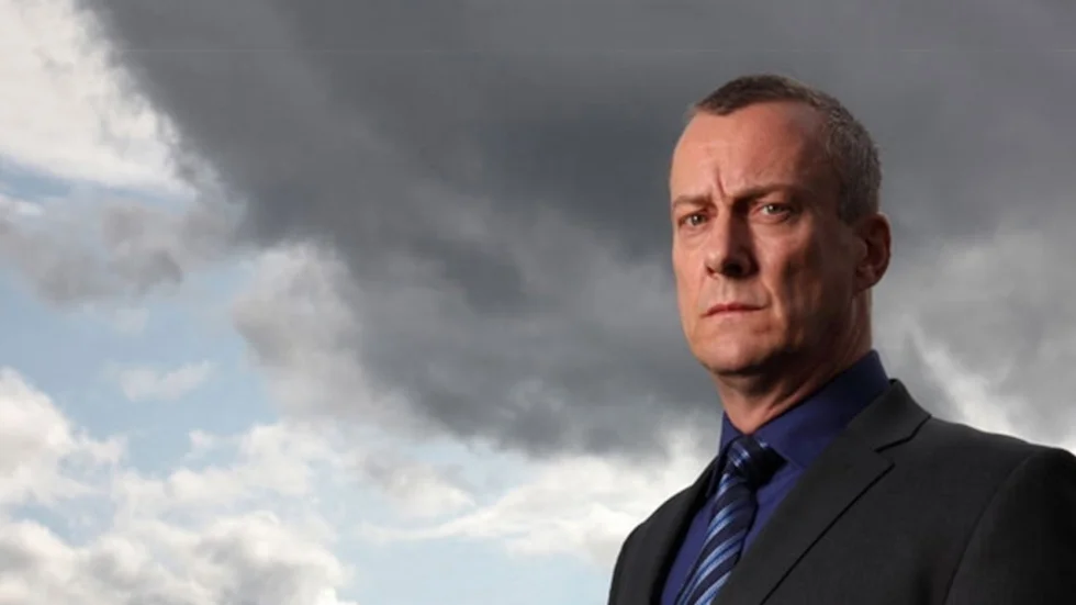 Stephen Tompkinson, som spelar huvudrollen i brittiska kriminalserien "Kommissarie Banks", står åtalad för misshandel. Pressbild.